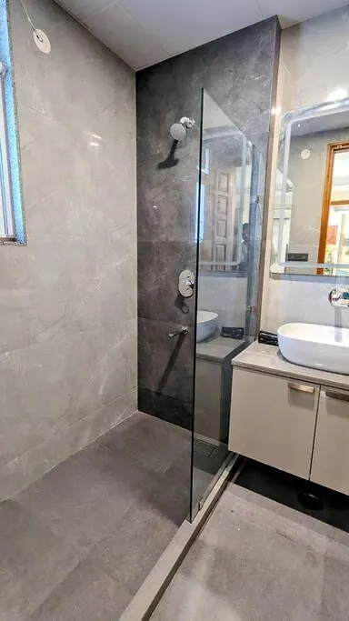 Kairo - 1Bhk, Balcony, Free Parking & W-Fi Apartment Gurgaon
